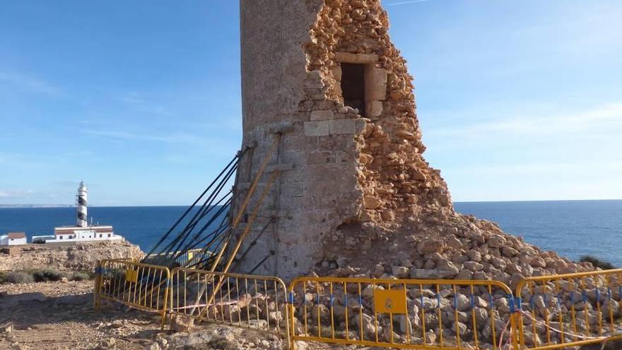 El aspecto actual que presenta la torre de defensa de Cala Figuera, apuntalada y vallada.