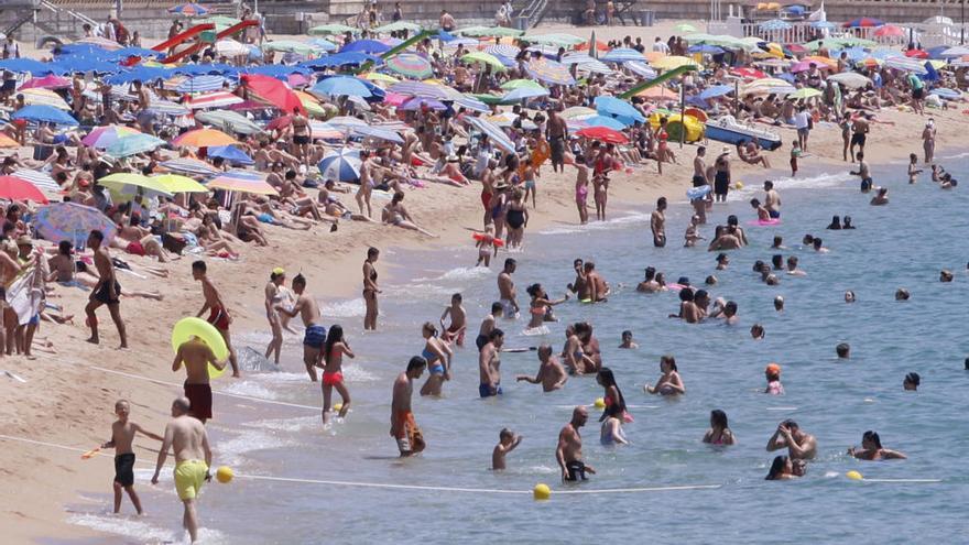 Una platja de la Costa Brava plena a vessar.