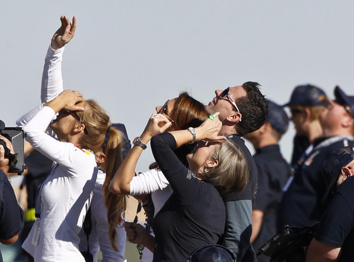 Ava Baumgartner, al centre, amb altres familiars i amics del pilot austríac, observen com puja el globus.