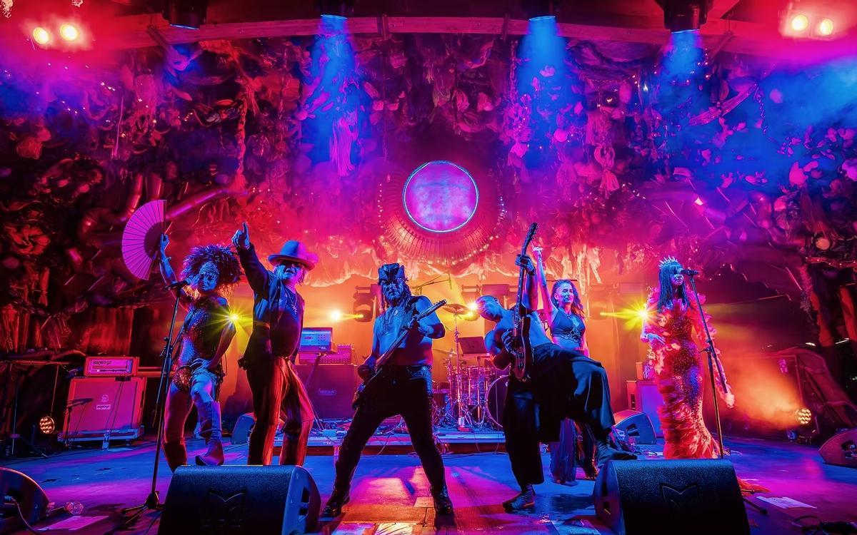 El grupo británico Juno Reactor durante una de sus actuaciones