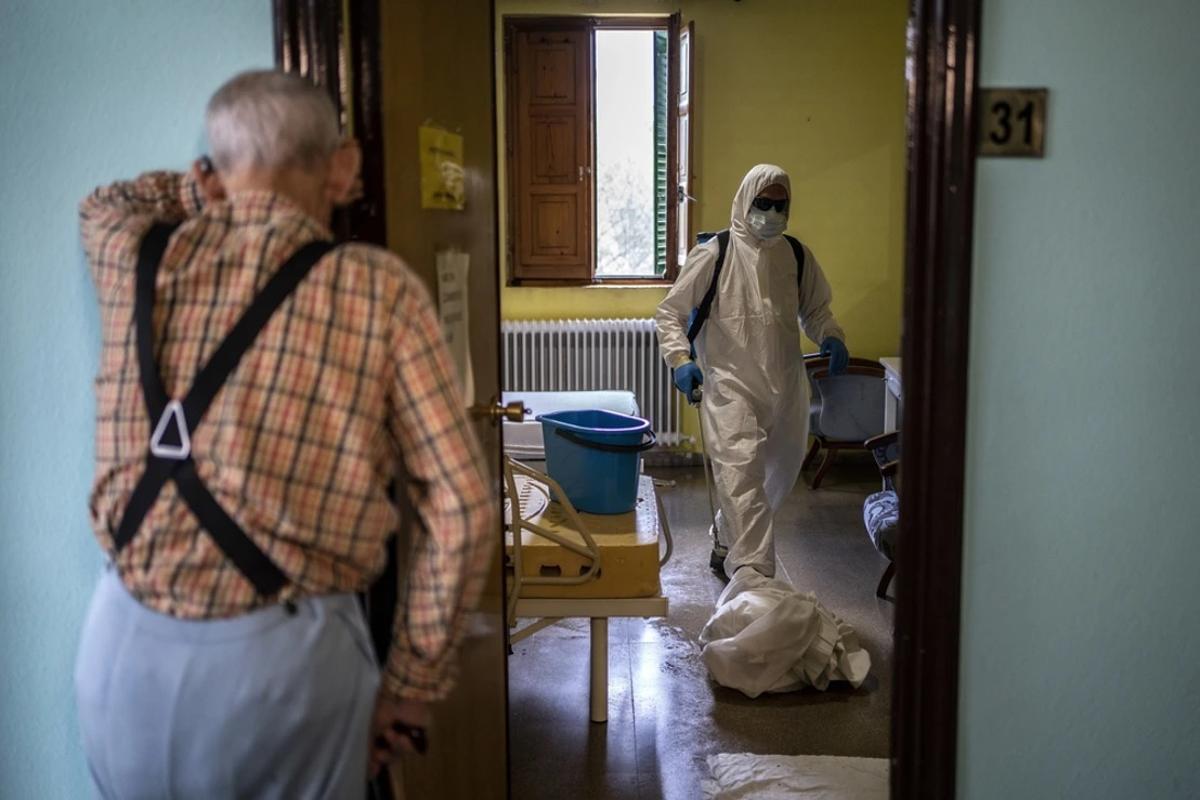 Un anciano en una residencia madrileña durante la pandemia.