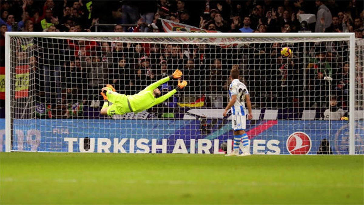 Lo normal es que el balón se vaya a la Luna... Pero Filipe Luis lo colocó en la escuadra