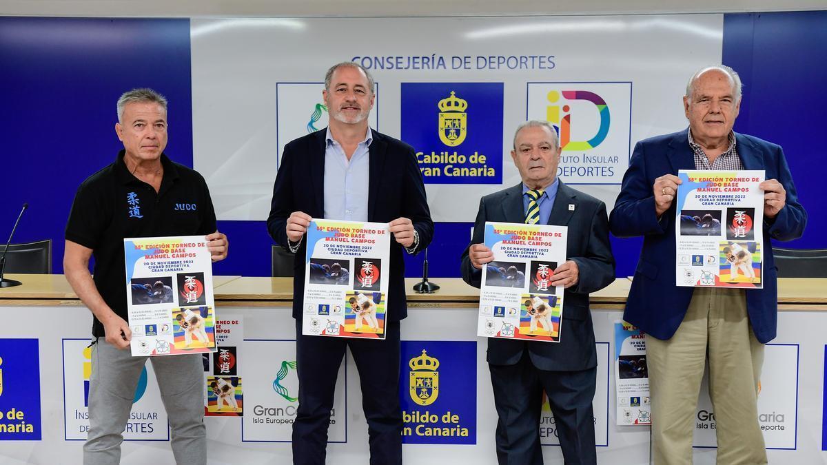 De izquierda a derecha: Alejandro Doblado, Francisco Castellano, Domingo Afonso y Manuel Campos, durante el acto de presentación