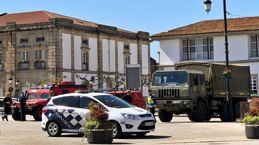 Vehículos y efectivos del ejército, ayer en la plaza Irmáns García.