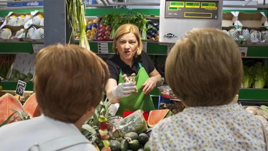 El mercado provisional abrió ayer sus puertas en la avenida de la Comunidad Valenciana y recibió una avalancha de clientes por la mañana y por la tarde.