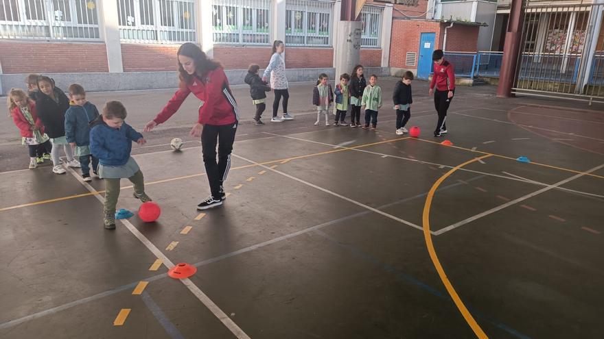 El Gijón Fútbol Femenino, entrenador del colegio Príncipe de Asturias por un día