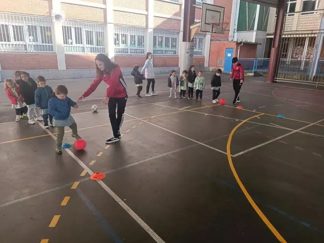 El Gijón Fútbol Femenino, entrenador del colegio Príncipe de Asturias por un día (en imágenes)