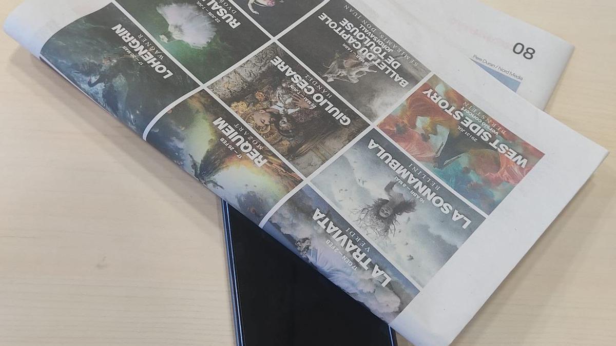 La Urbana usa para alertar un ejemplar de EL PERIÓDICO junto a un teléfono móvil