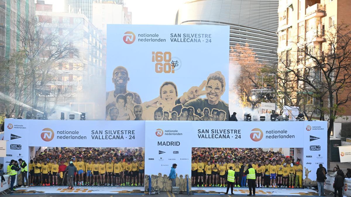 Cientos de personas esperan la salida de la carrera San Silvestre Vallecana.