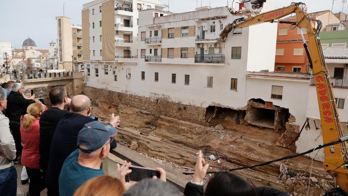 Derribo de viviendas en Chiva declaradas en ruina junto al barranco del Poyo