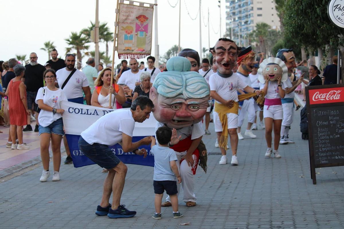 Desfile por el paseo marítimo