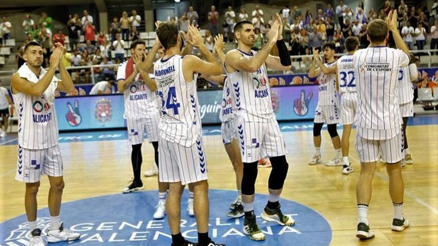 La plantilla del HLA Alicante aplaude a la grada tras el partido de presentación en pretemporada.