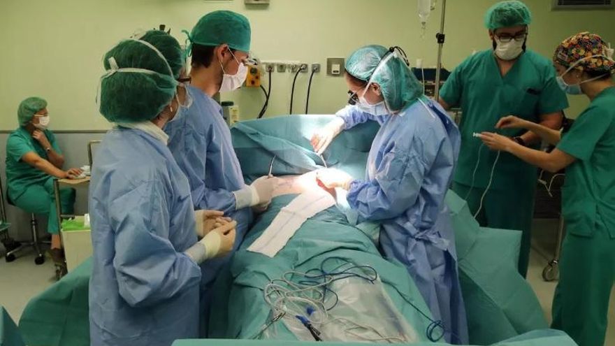 Extremadura logra reducir un mes el tiempo de espera para operarse y se sitúa en 134 días