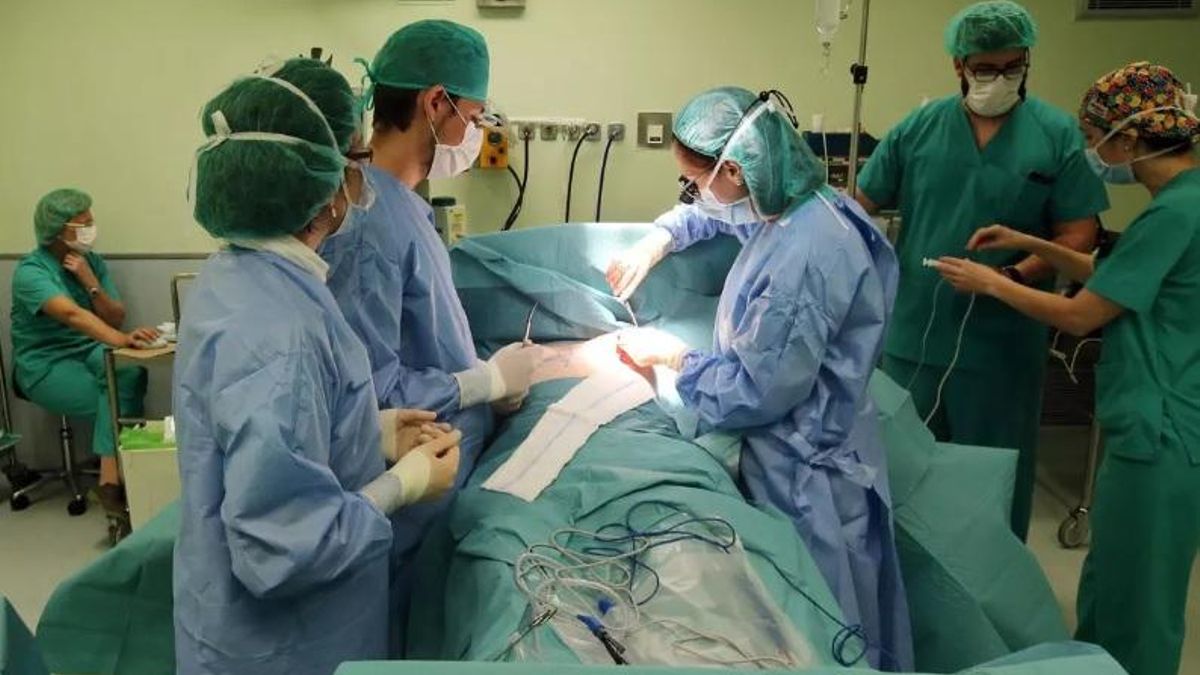Personal sanitario en una intervención quirúrgica.
