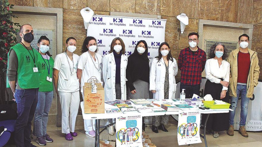 Personal de HM Hospitales y de Alcer junto a la mesa informativa que trasladaron ayer al centro médico La Esperanza. Foto: ECG