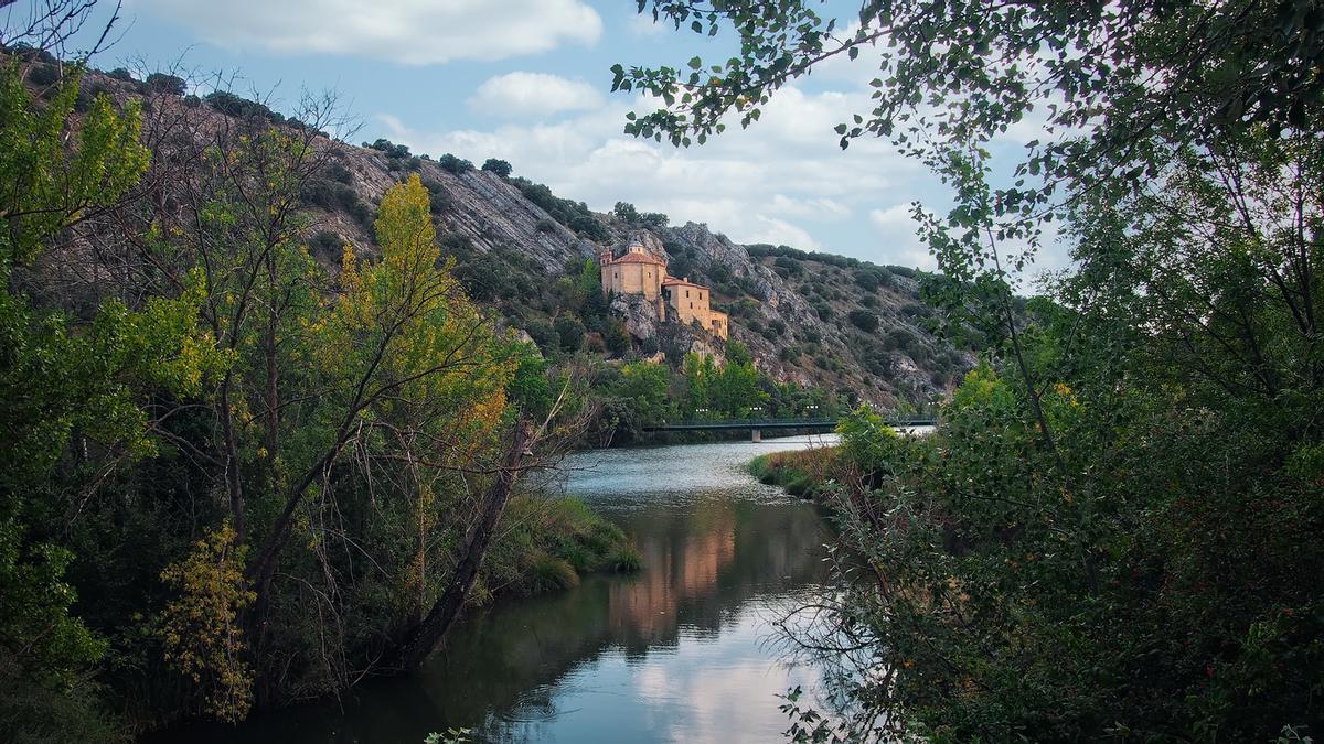 Una emblemática ermita del siglo XVIII que se alza sobre la roca.