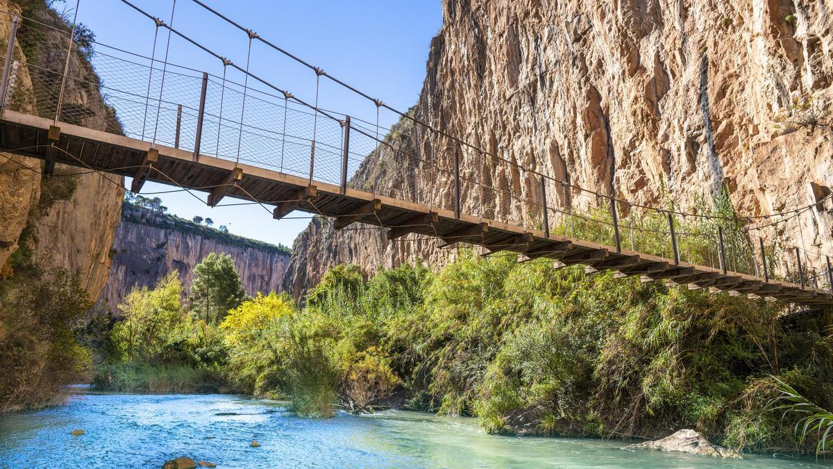 Los puentes colgantes de esta ruta pasan sobre un río en el interior de Valencia