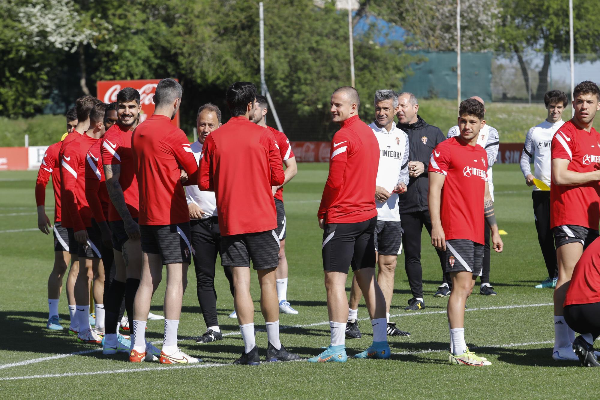 EN IMÁGENES: Más de 300 aficionados asisten al entrenamiento del Sporting antes del derbi