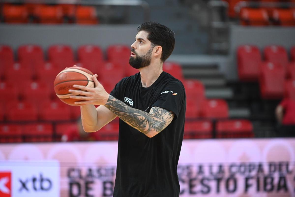 Yusta, lanzando un tiro libre en el calentamiento del entrenamiento de España en Zaragoza.