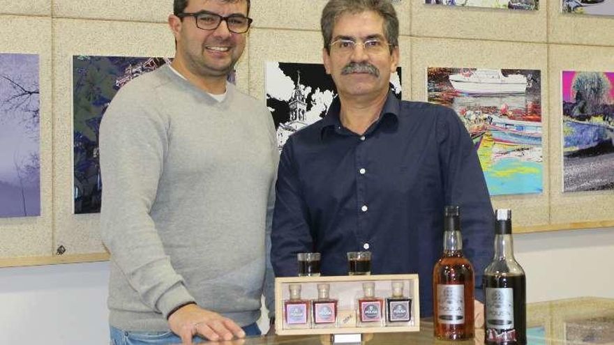 José Antonio Pousa y Alfonso Santomé, ante la exposición.