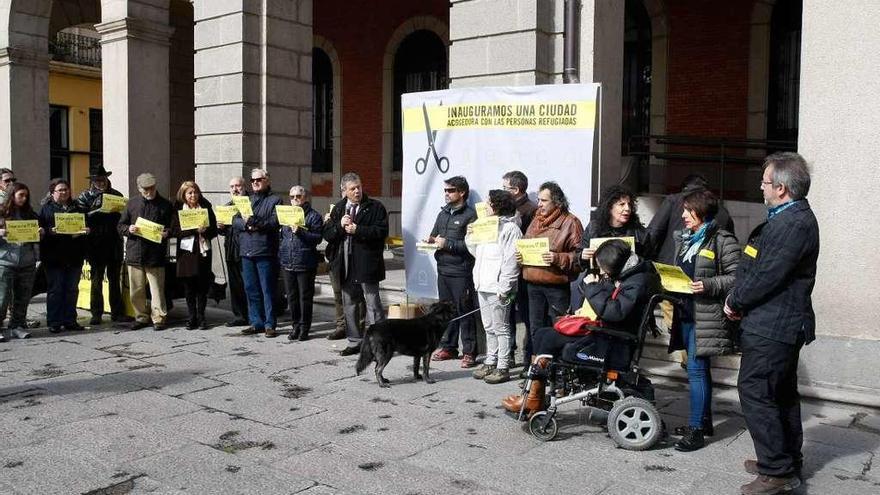 Concentración de Amnistía Internacional, ayer frente al Ayuntamiento de Zamora.