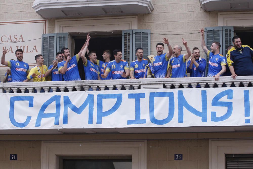 Celebració de l''ascens del Sarrià a la divisió de plata d''handbol