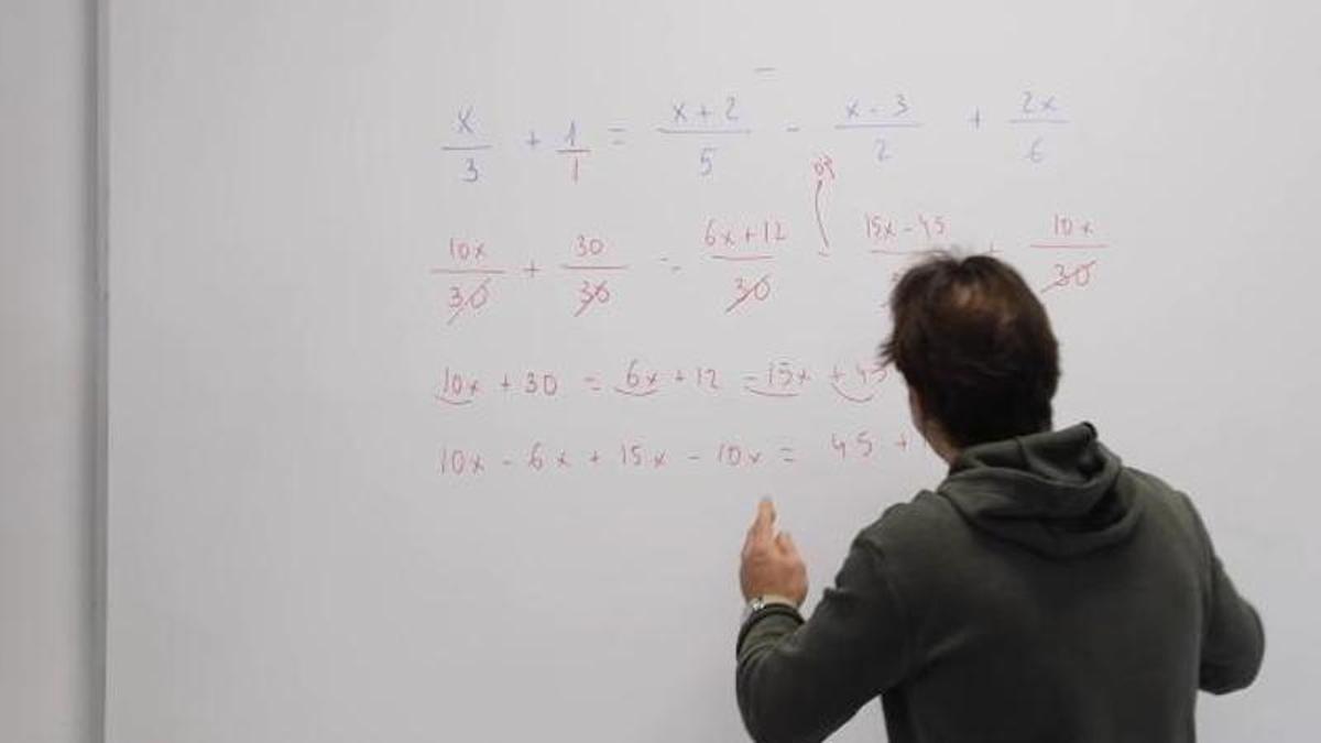 Un profesor ante la pizarra en un aula de la escuela de adultos de Cullera, en una imagen de archivo.