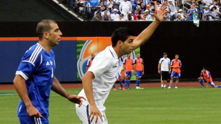 Jona pide el balón en su debú del domingo.