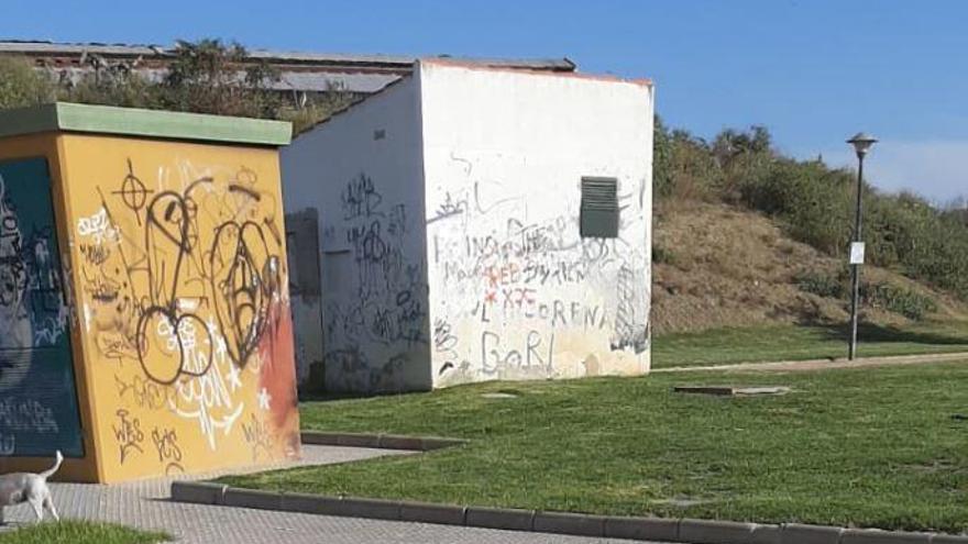 La caseta blanca del depósito de agua, junto al parque de Maqueda, en la calle Costa de Marfil.