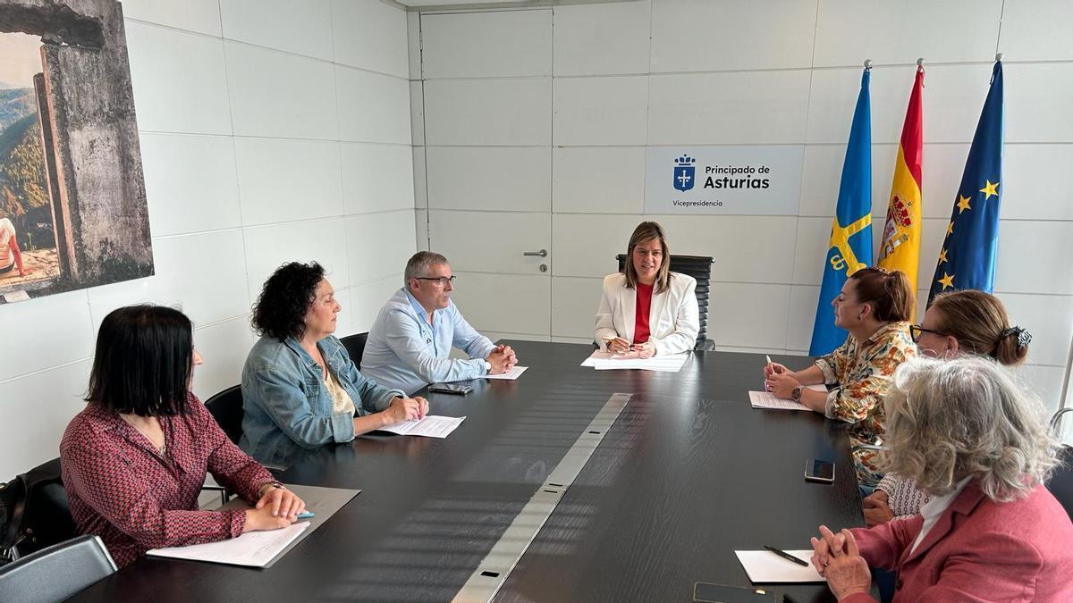 Gimena Llamedo preside la reunión con las familias.