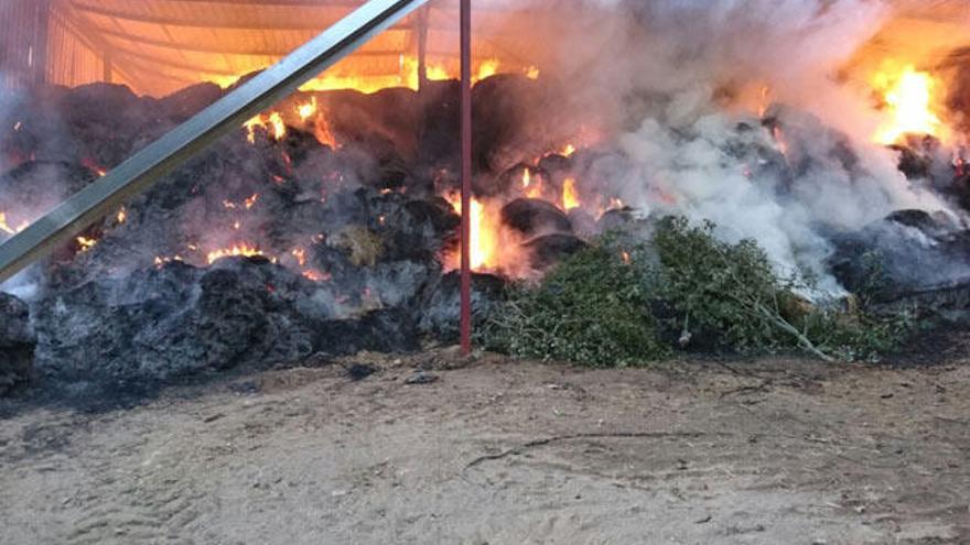 Incendio originado en un alpendre // JESÚS REGAL