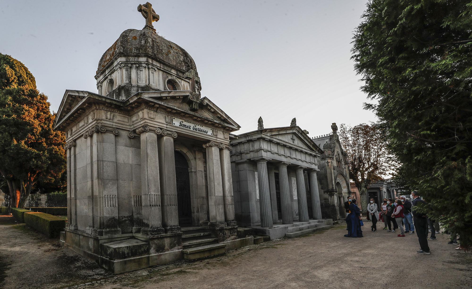 Los habitantes más ilustres del cementerio de Pereiró muestran sus 'aposentos'