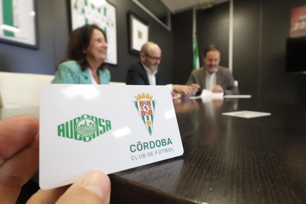 Ana Tamayo, Bernardo Jordano y Antonio Fernández, en la presentación de los bonos.