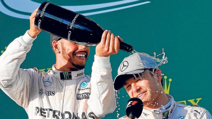 Hamilton celebra su segunda puesto con el ganador, Rosberg.