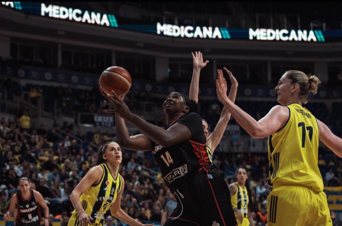 Coulibaly busca la cistella rival