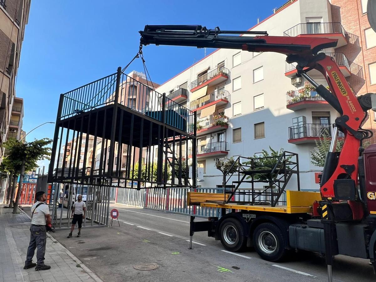 Las peñas instalaron ayer los cadafals para el ‘bou al carrer’ en parte de Josep Ramon Batalla y el Raval del Carme.