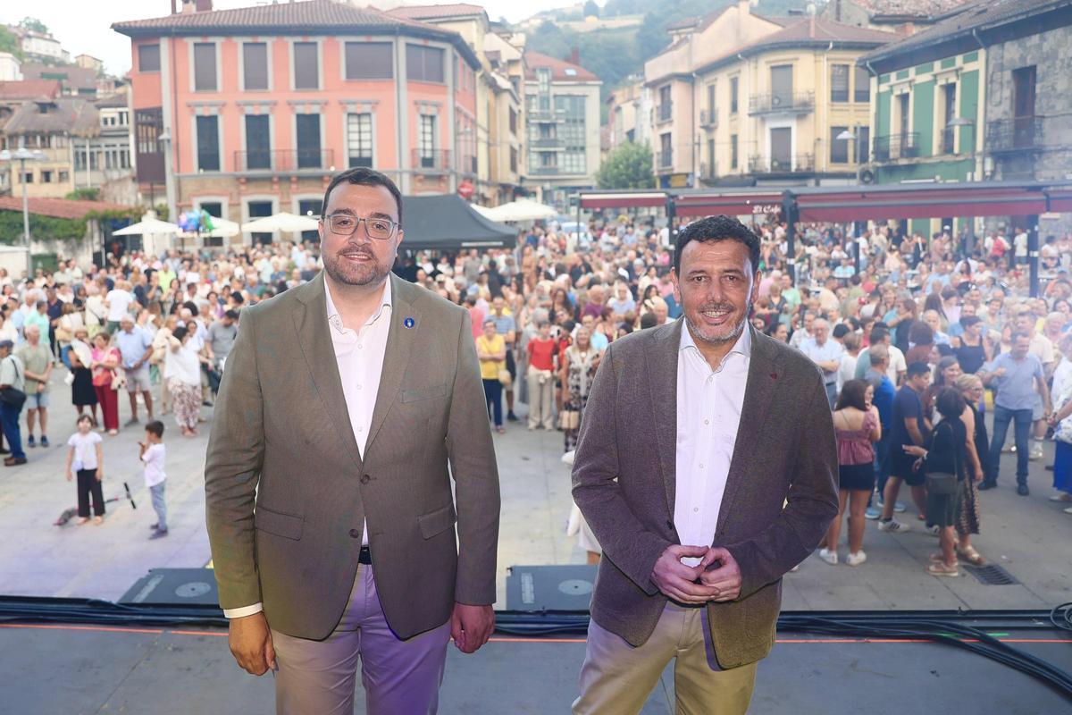 Adrián Barbón y Julio García, con el público del pregón detrás.