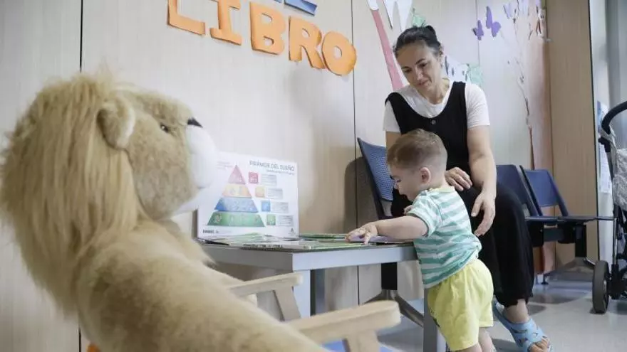 Leo, el león de peluche que ayuda a los niños a superar el miedo a las vacunas en Córdoba