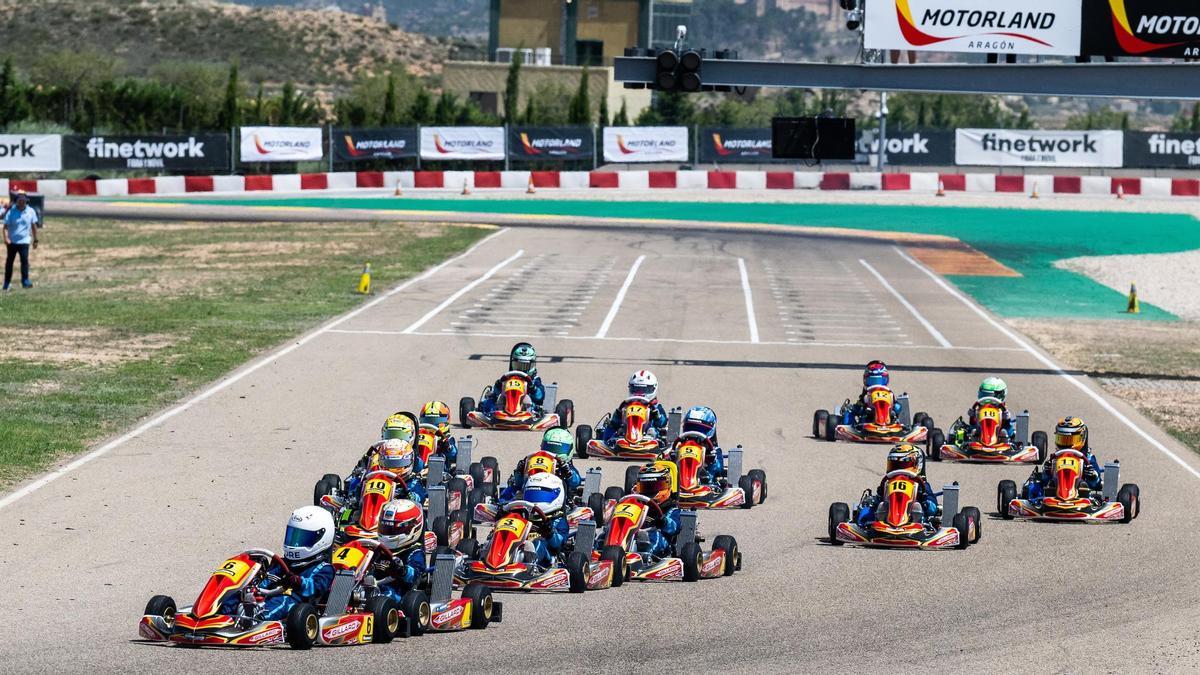 Varios karts corren en el circuito de Motorland Aragón, en Alcañiz.