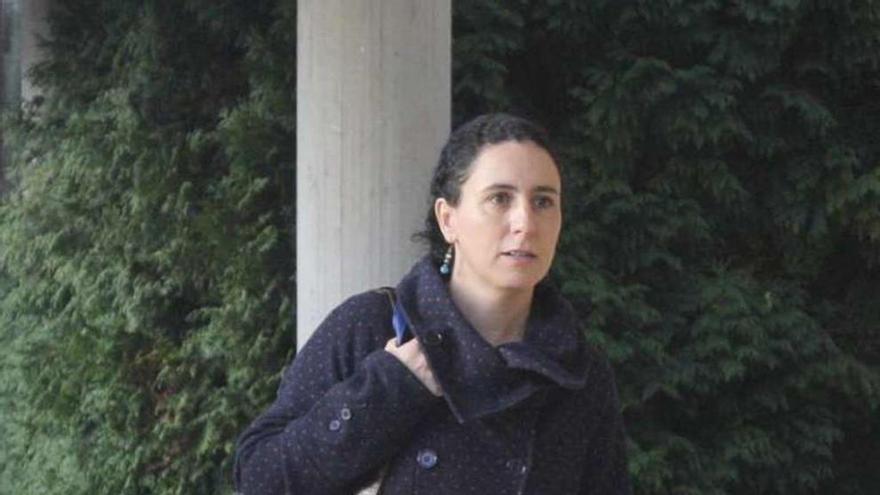Ana Souto, ayer, en el acceso al juzgado para declarar. // Xoán Álvarez