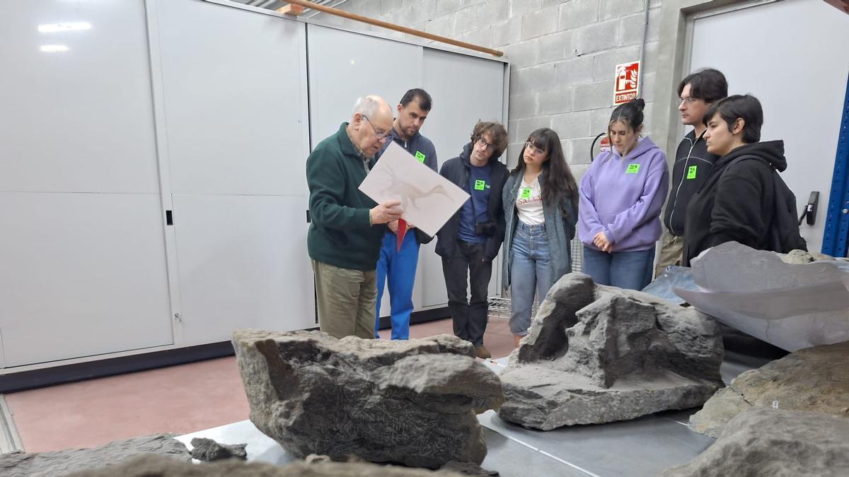 El investigador Pablo Puerta en un momento de la visita junto a los visitantes