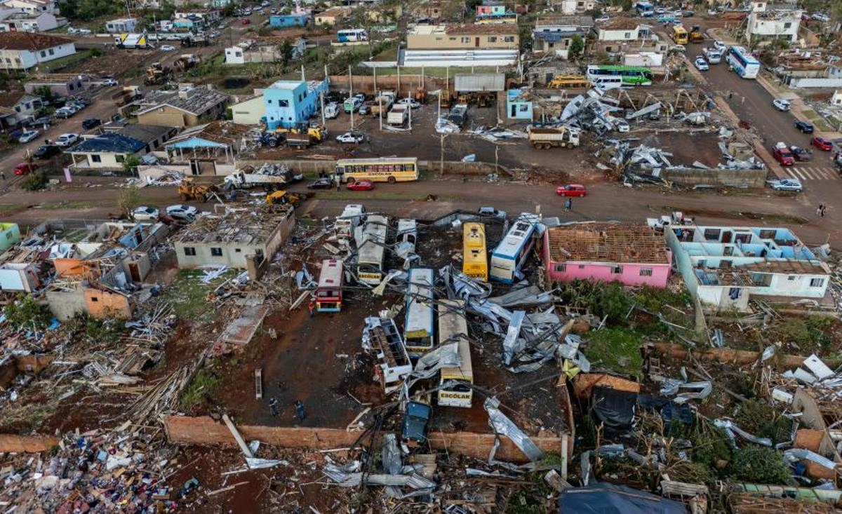 Declaran calamidad pública tras un tornado que dejó seis muertos y 750 heridos en Brasil.