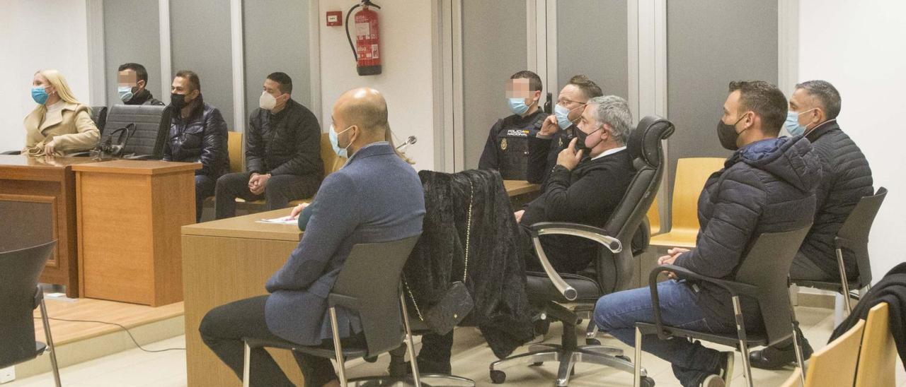 Los abogados y los acusados escuchan el veredicto del jurado, emitido a las 23 horas del viernes en la Audiencia de Alicante. | PILAR CORTÉS