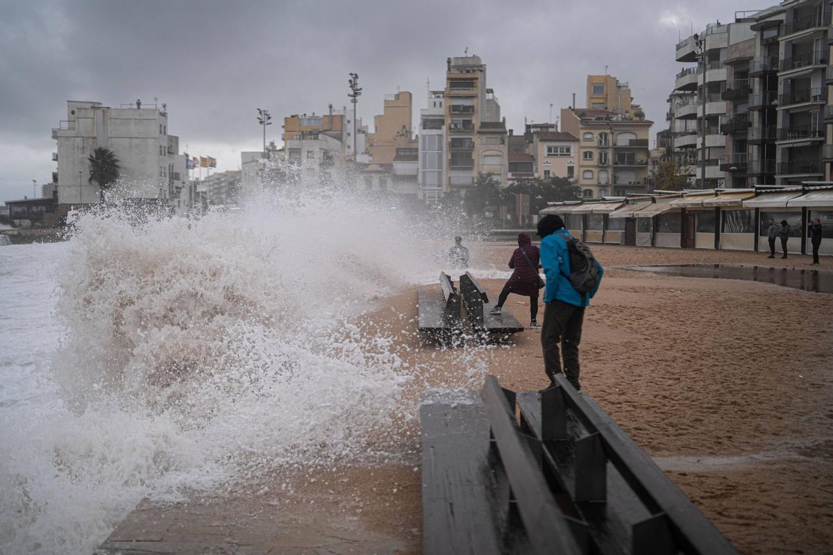 El temporal borra una parte del paseo marítimo de Blanes El temporal borra una parte del paseo marítimo de Blanes