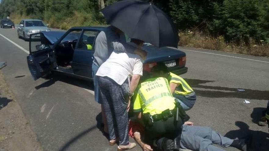 Agentes de Tráfico asisten al hombre herido grave. // FdV