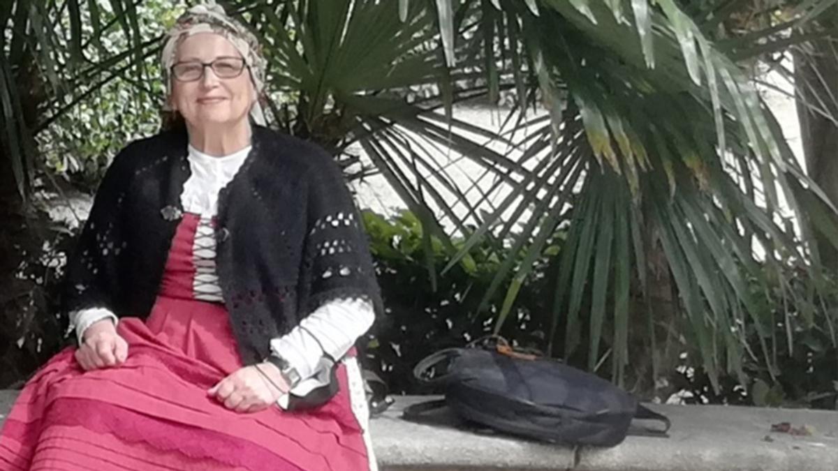 Guadalupe Varela, vestida con su traje de baile tradicional gallego