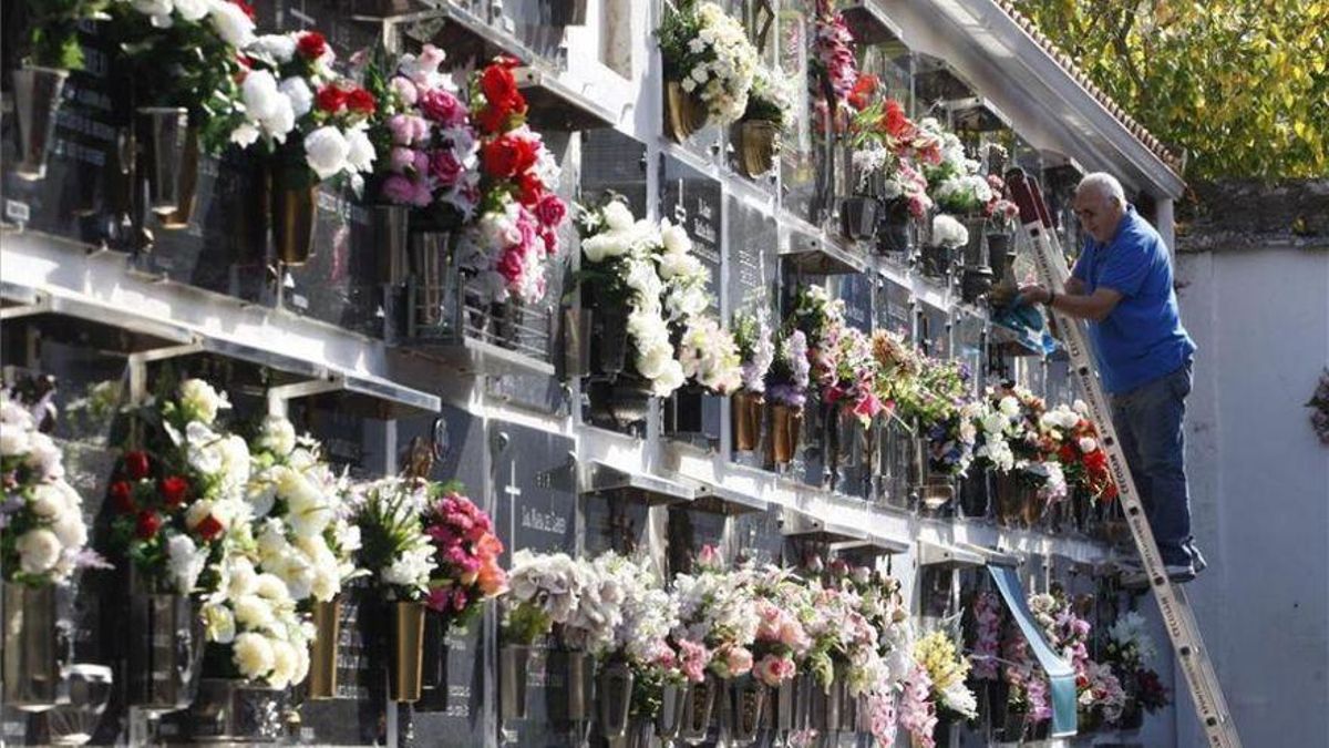 Un hombre coloca flores en una lápida en el cementerio de San Rafael de Córdoba, en una imagen de archivo.