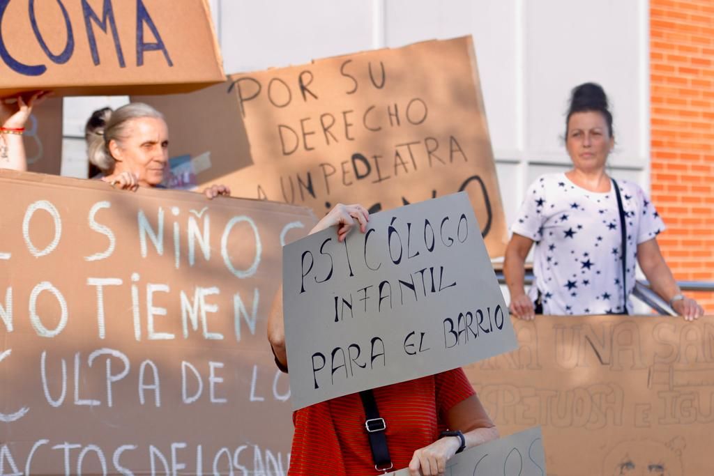 Los vecinos del barrio de La Coma se manifiestan por los servicios médicos inexistentes