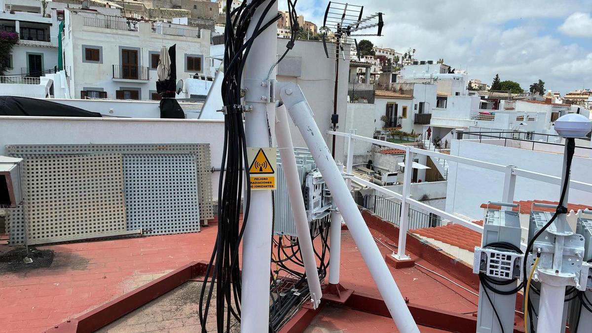 Base de las antenas donde se advierte de la radiación.