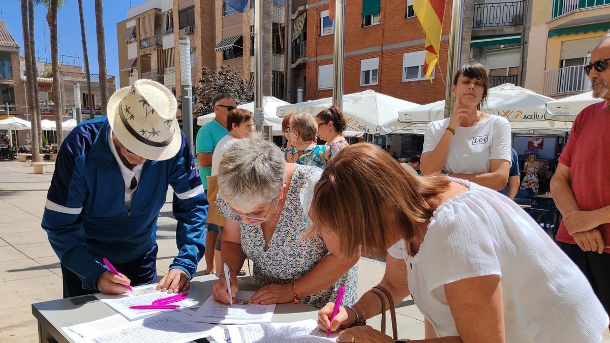 Vecinos y vecinas de Vilamarxant durante la recogida de firmas.
